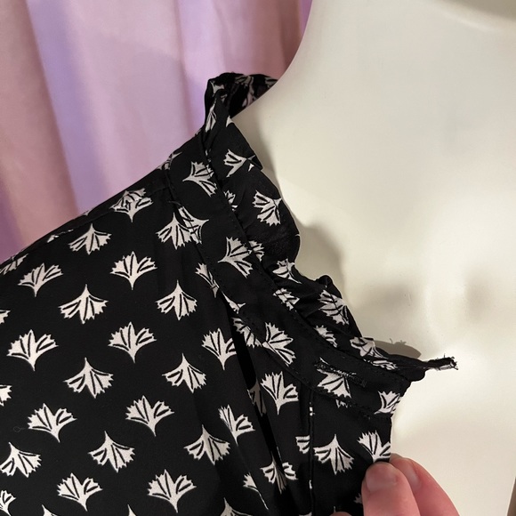 LOFT delicate black blouse with white flowers and ruffled collar and sleeves - Picture 7 of 13